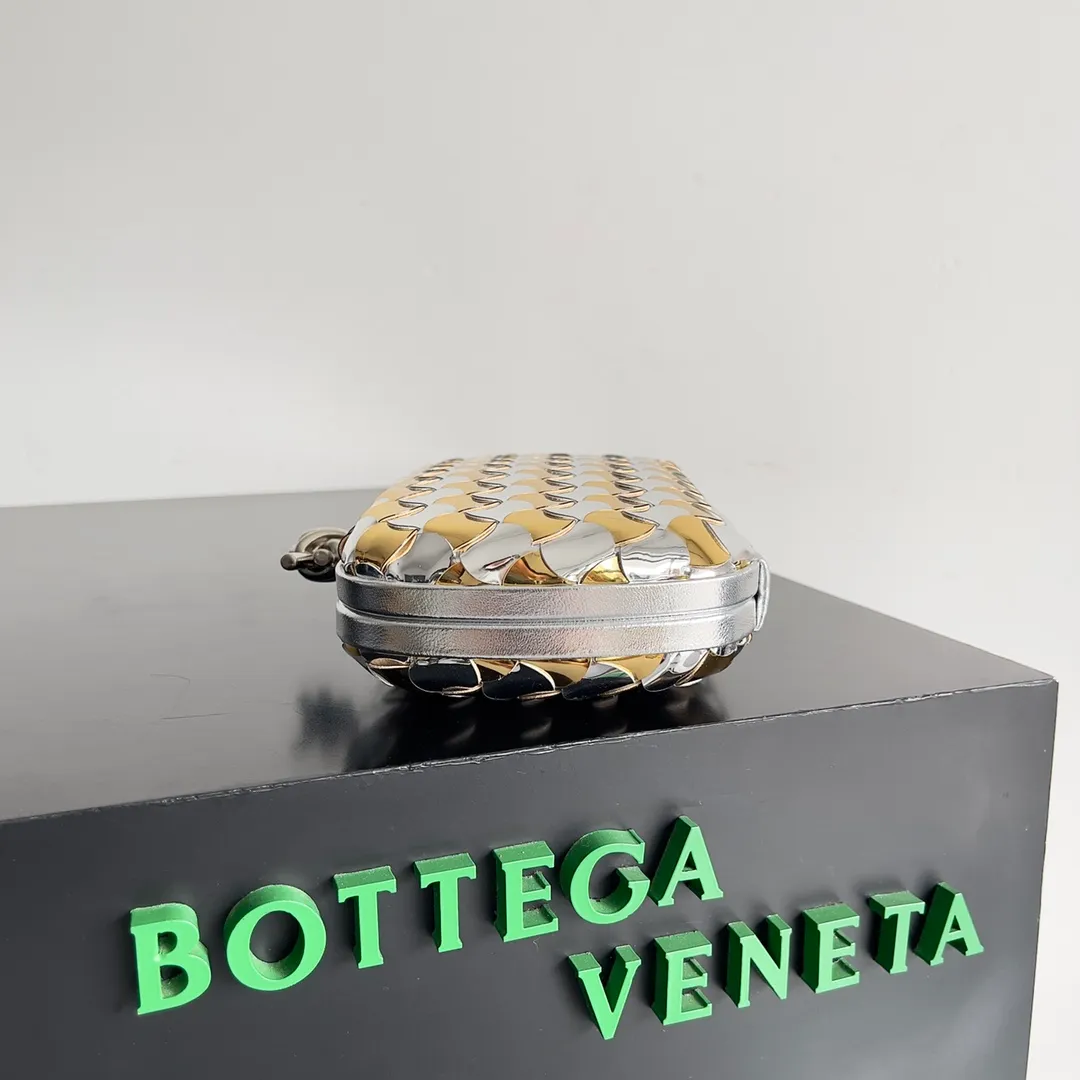 Batch 1960 BOTTEGA VENETA 2024 new women's evening bag. The more complicated weaving process gives it a wavy double pattern. As one of the protagonists of the Holy Way capsule, it shines like the stars on the Christmas tree⭐ Style number: 778500 Size: 20.5*12.5*6